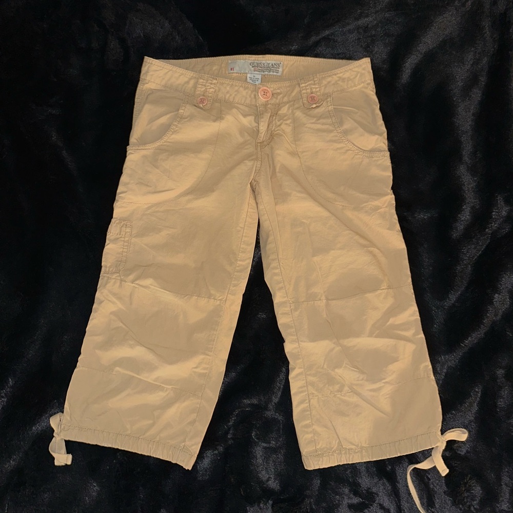 Guess Capri Jeans size 26. I would say it’s a XS/S.